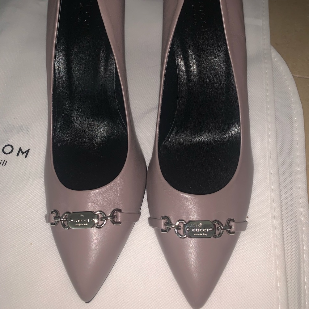 GUCCI Nameplate Pumps 40